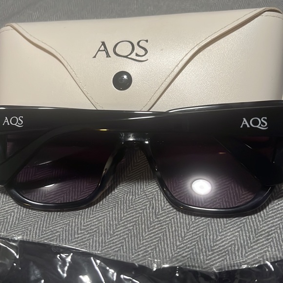 Authentic AQS Woman’s Sunglasses - Picture 2 of 2